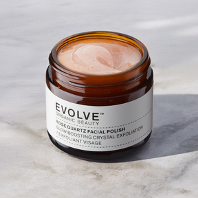 Evolve Organic Beauty Rose Quartz Facial Polish -kasvokuorinta on pakattu täyteen luonnollisia ainesosia, jotka tehostavat solujen uusiutumista sekä jättävät ihon kirkkaaksi ja ravituksi.