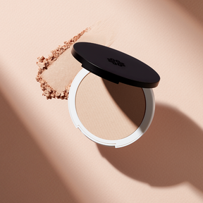 Silkkisen kevyt Lily Lolo Pressed Finishing Powder -viimeistelypuuteri antaa säteilevän ja luonnollisen lopputuloksen